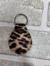 Load image into Gallery viewer, Leopard quarter holder keychain blanks
