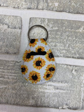 Load image into Gallery viewer, White sunflower quarter holder keychain blanks
